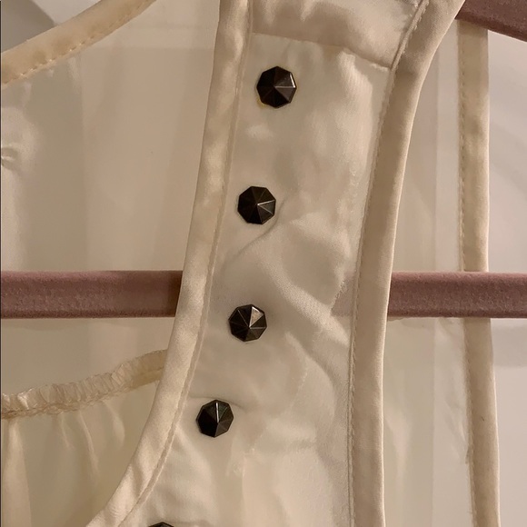 Super cute sleeveless top!💗 - Picture 3 of 4